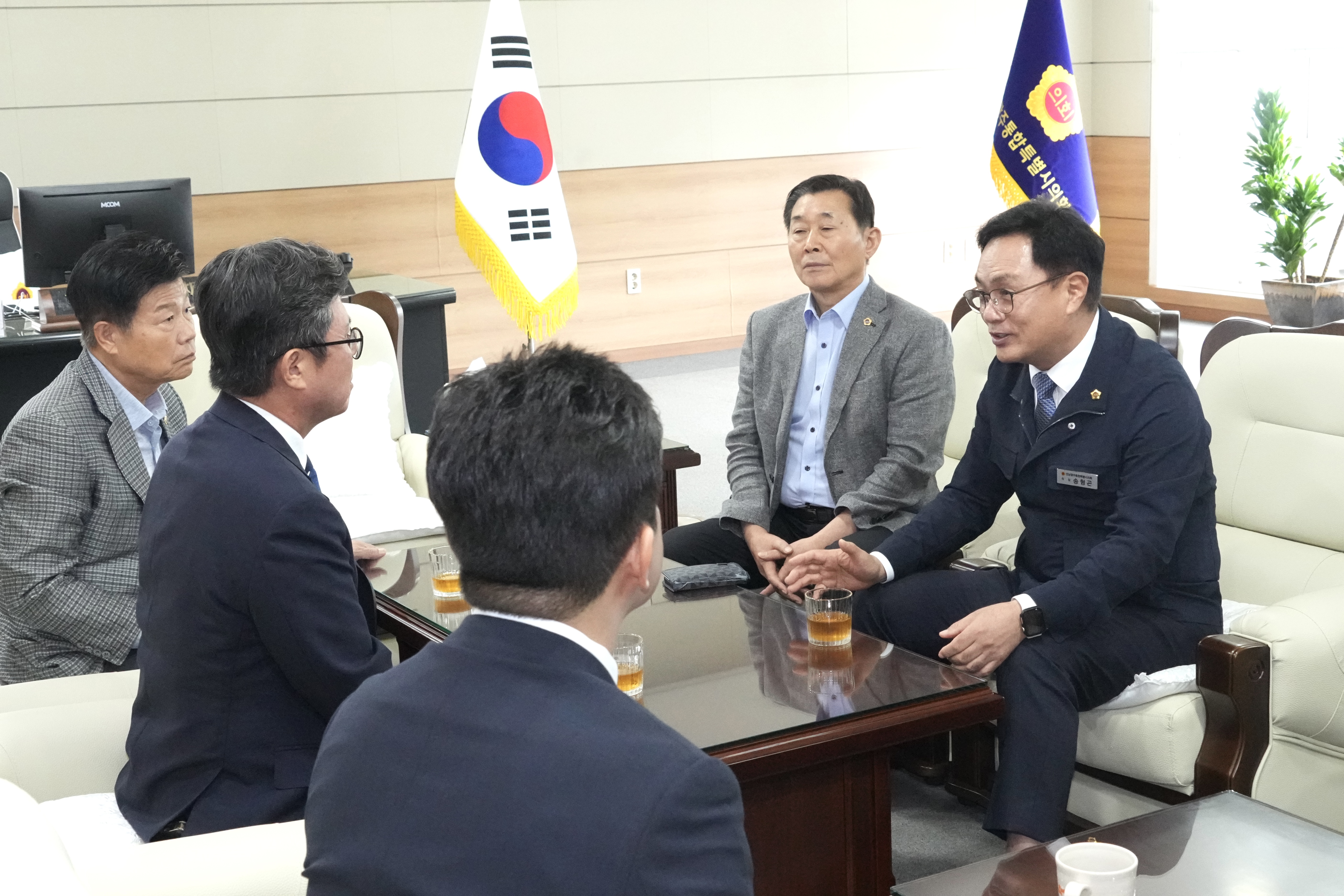 송형곤 의장–안도걸 초대 특별시당위원장,  통합특별시 성공 위한 '당·정·의 협력체계' 뜻 3