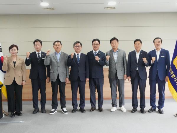 송형곤 의장–안도걸 초대 특별시당위원장,  통합특별시 성공 위한 '당·정·의 협력체계' 뜻 2