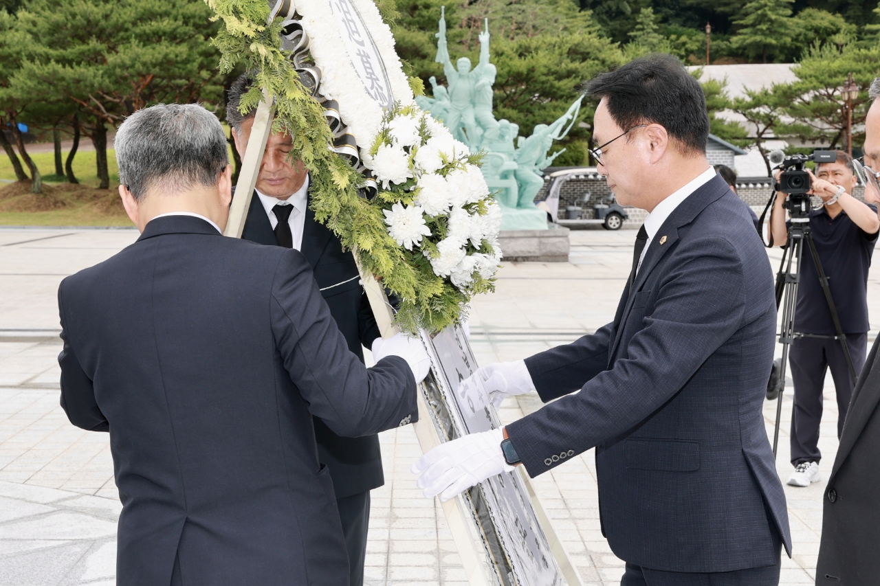 ‘0시 본회의’로 출범 알린 통합의회, 첫 공식 일정으로 국립 5·18민주묘지 참배 4