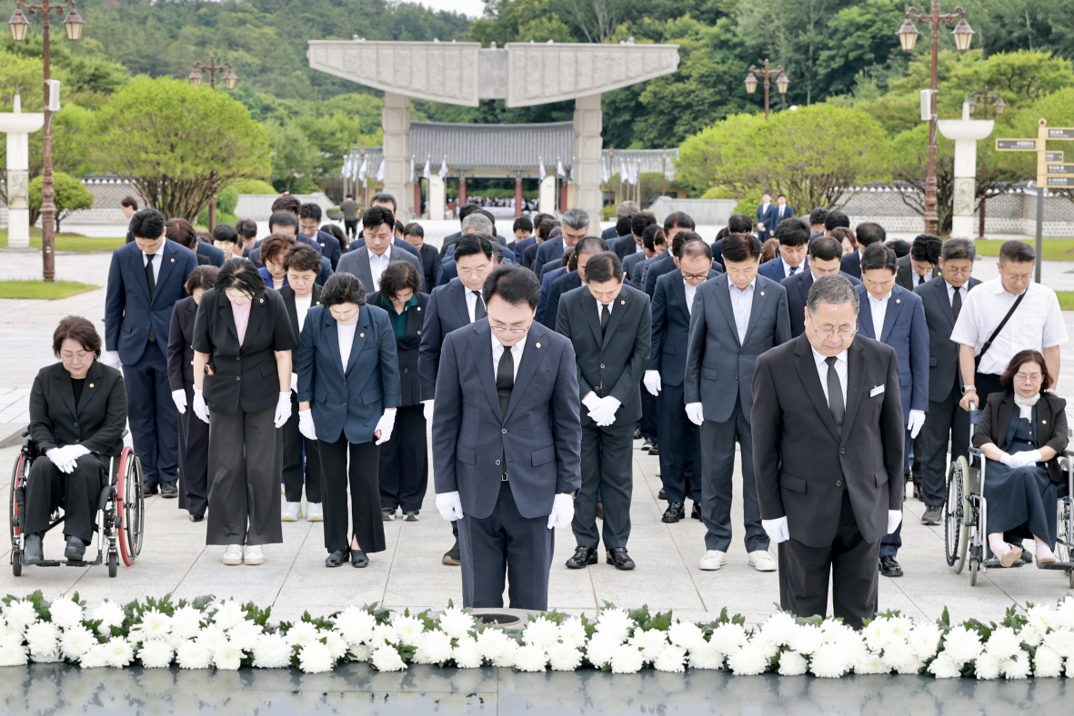 ‘0시 본회의’로 출범 알린 통합의회, 첫 공식 일정으로 국립 5·18민주묘지 참배 2