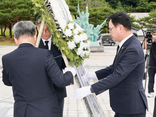 ‘0시 본회의’로 출범 알린 통합의회, 첫 공식 일정으로 국립 5·18민주묘지 참배 4