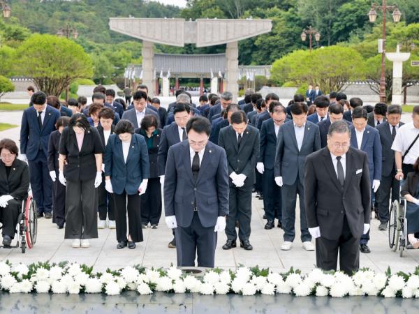 ‘0시 본회의’로 출범 알린 통합의회, 첫 공식 일정으로 국립 5·18민주묘지 참배 2
