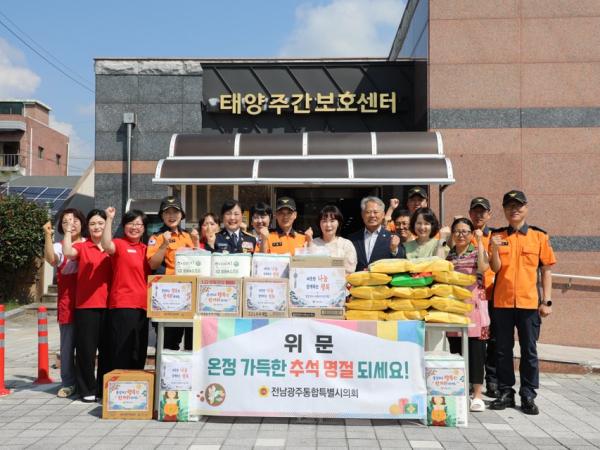박성재 전남광주통합특별시의회 행정소방위원장, 추석 맞아 해남태양주간보호센터 위문 2