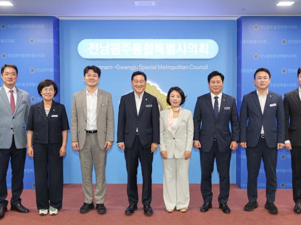 전남광주통합특별시의회 원내대표단 단체사진 2