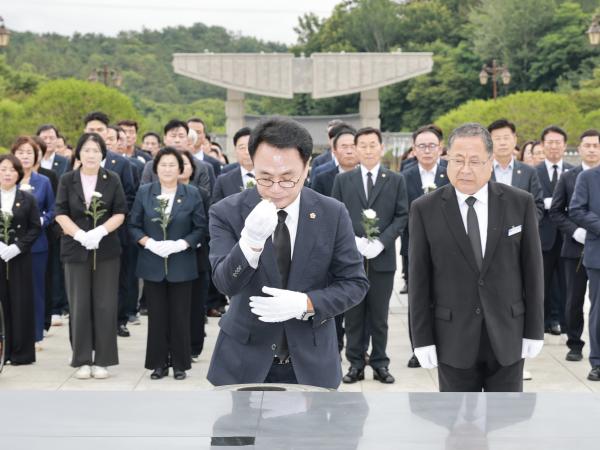 전남광주통합특별시의회 국립 5ㆍ18민주묘지 참배 7