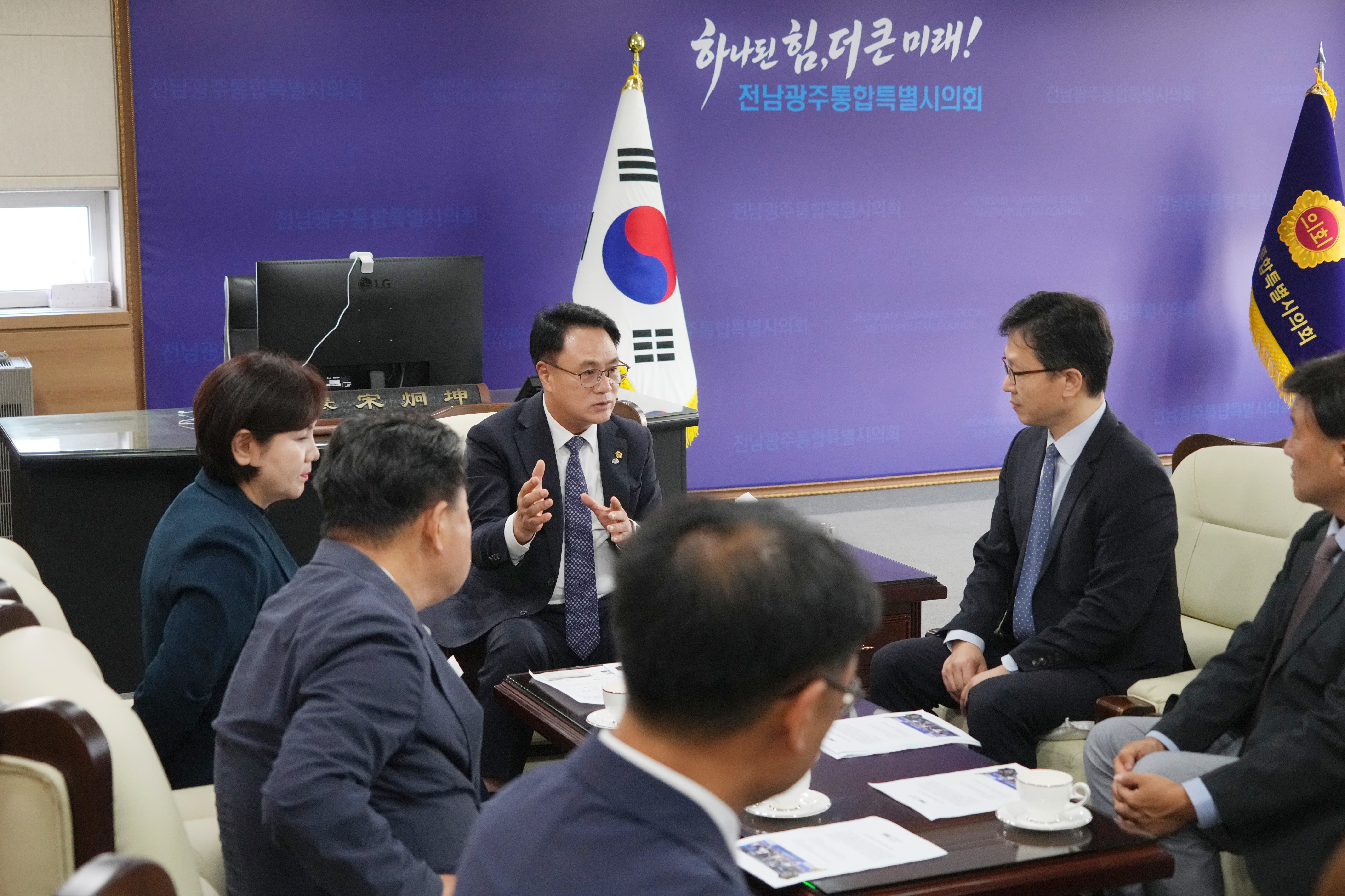 힌즈페터 관련 서울 영상기자협회 회장과 전남광주 영상기자협회 회원방문 2
