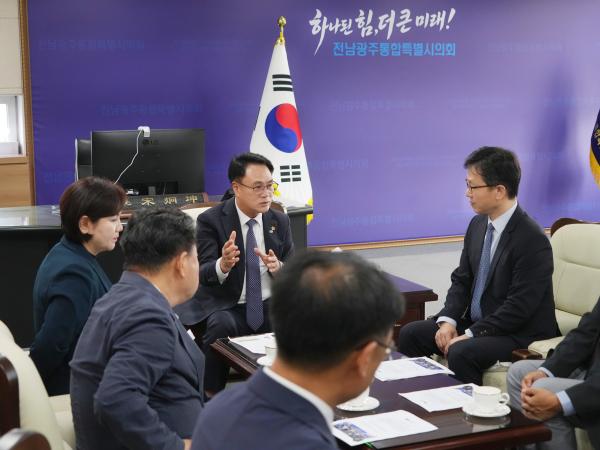 힌즈페터 관련 서울 영상기자협회 회장과 전남광주 영상기자협회 회원방문 2