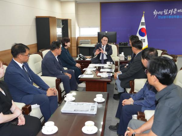 힌즈페터 관련 서울 영상기자협회 회장과 전남광주 영상기자협회 회원방문 4