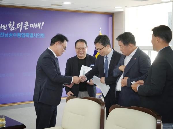 힌즈페터 관련 서울 영상기자협회 회장과 전남광주 영상기자협회 회원방문 5